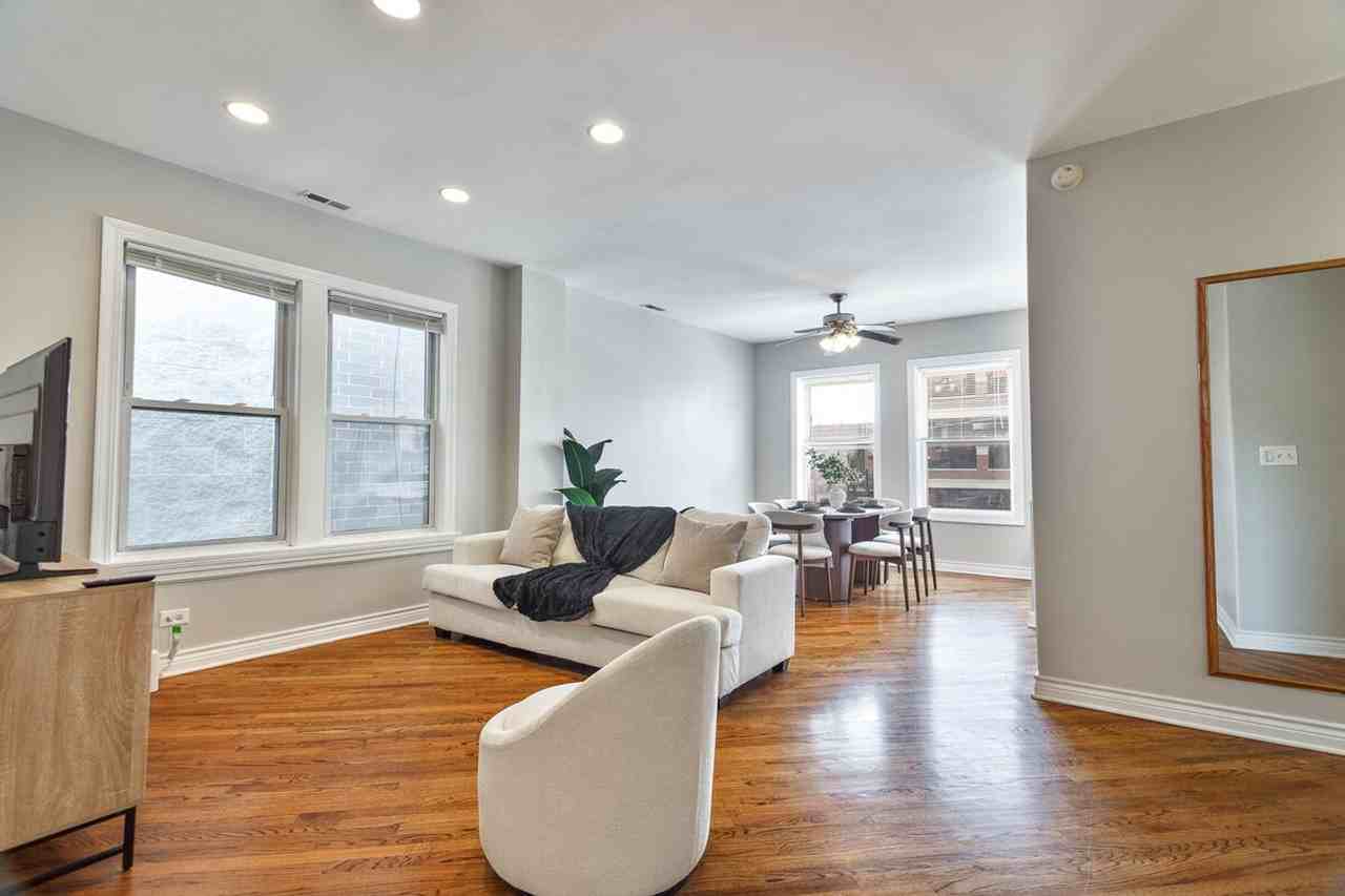 2214 W Barry Ave #1359762P - Photo 3 of 21