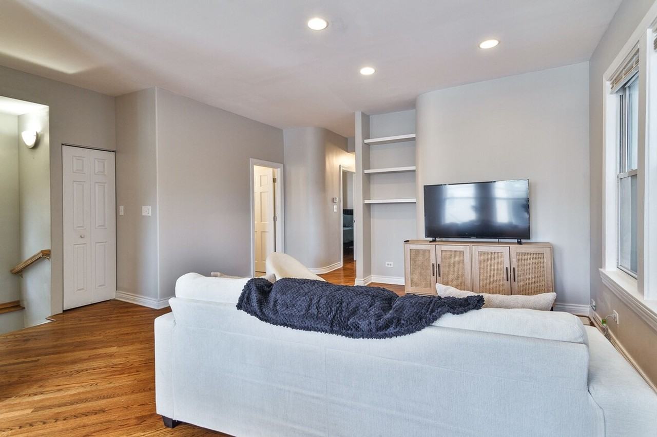 2214 W Barry Ave #1359762P - Photo 5 of 21