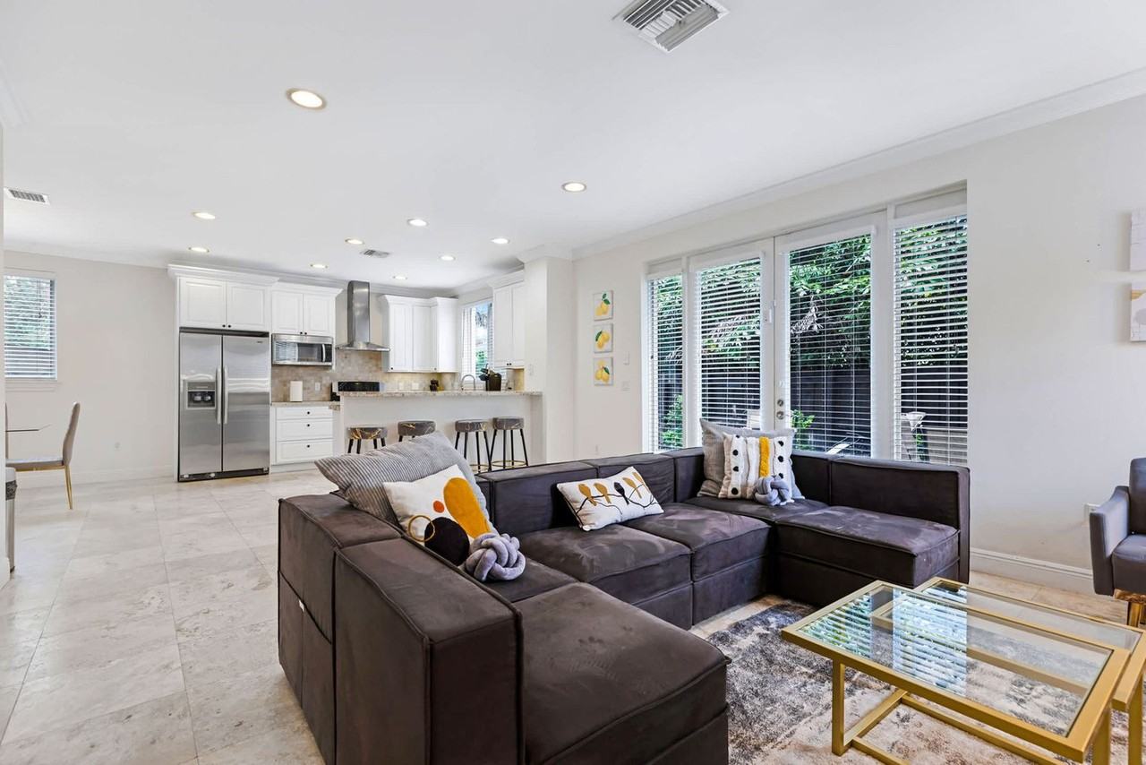 1705 Ne 11th St #1372360P - Photo 2 of 44