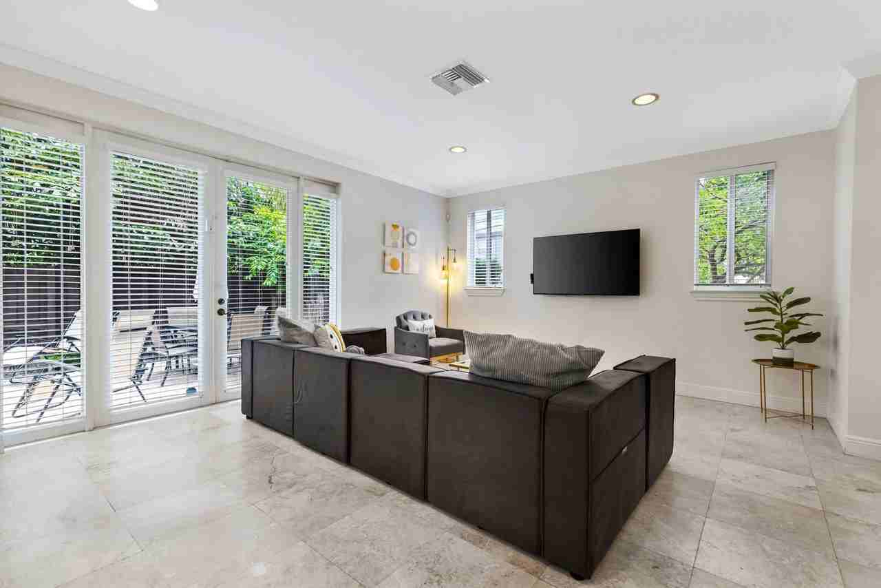 1705 Ne 11th St #1372360P - Photo 3 of 44