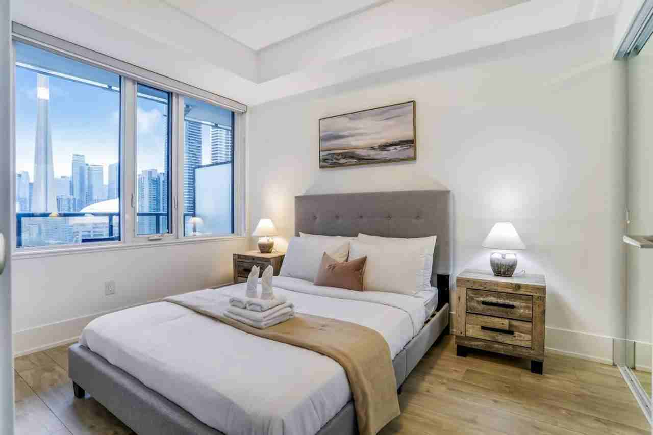 470 Front St W #1471493P - Photo 2 of 11