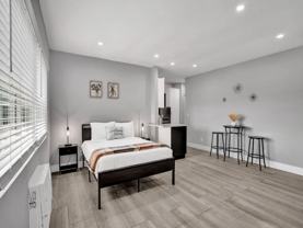 906 N Riverside Dr - Photo 1 of 1