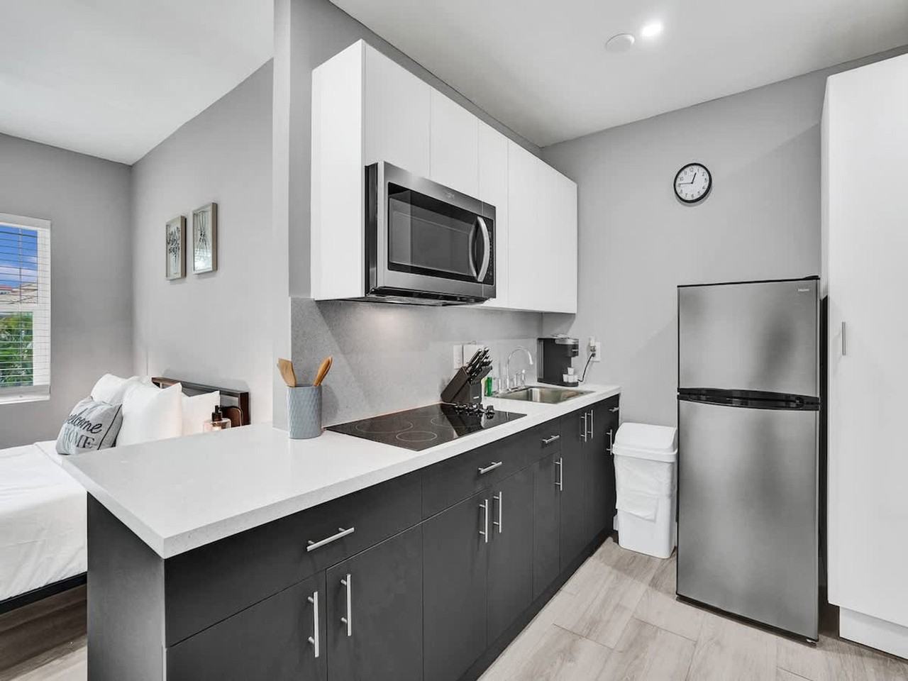 906 N Riverside Dr #1504065P - Photo 2 of 28