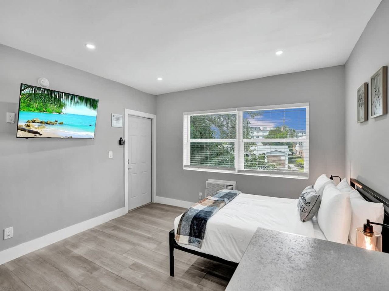 906 N Riverside Dr #1504065P - Photo 3 of 28