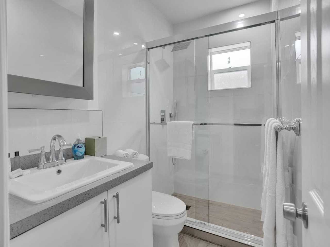 906 N Riverside Dr #1504065P - Photo 6 of 28