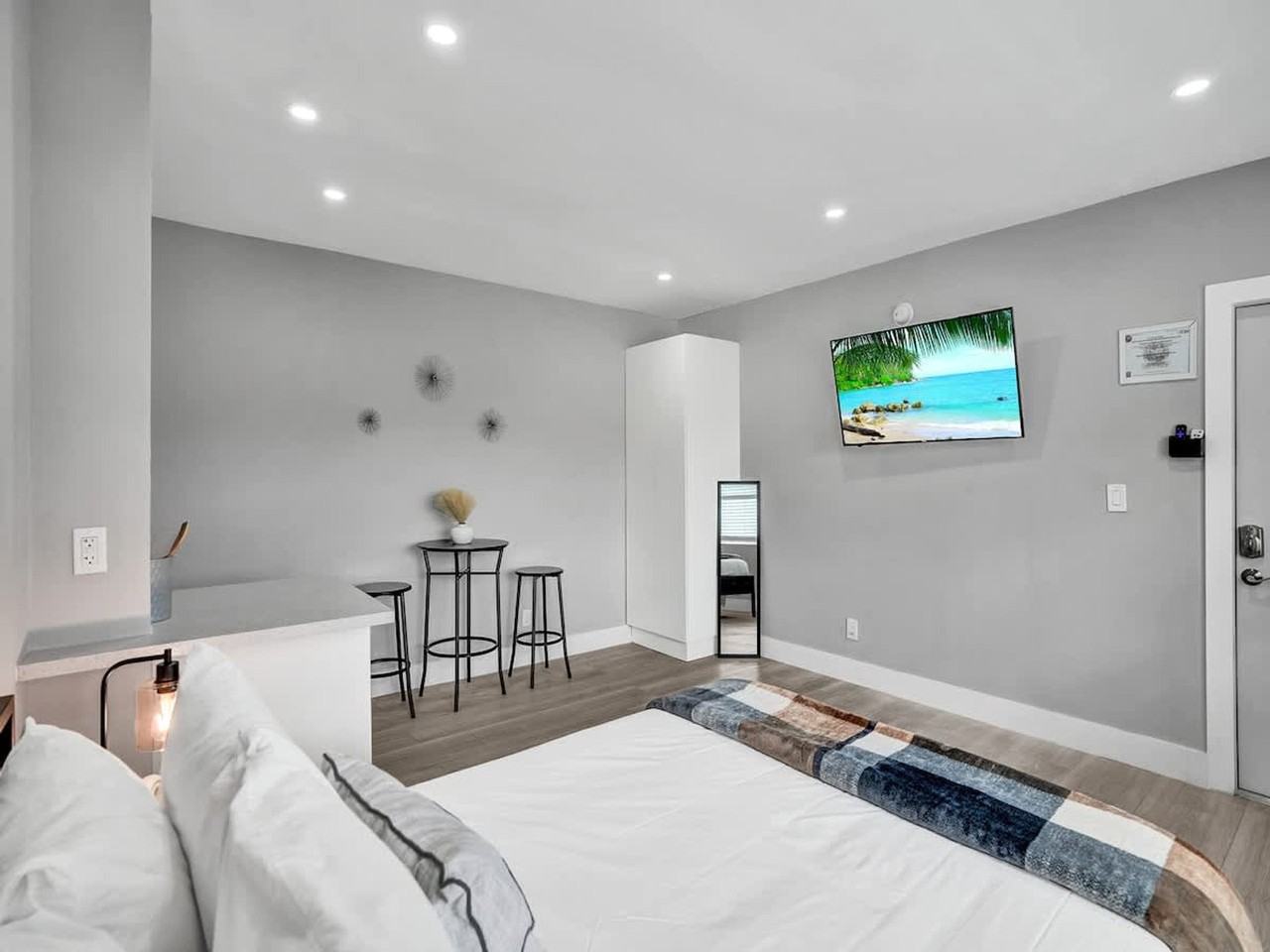 906 N Riverside Dr #1504065P - Photo 7 of 28