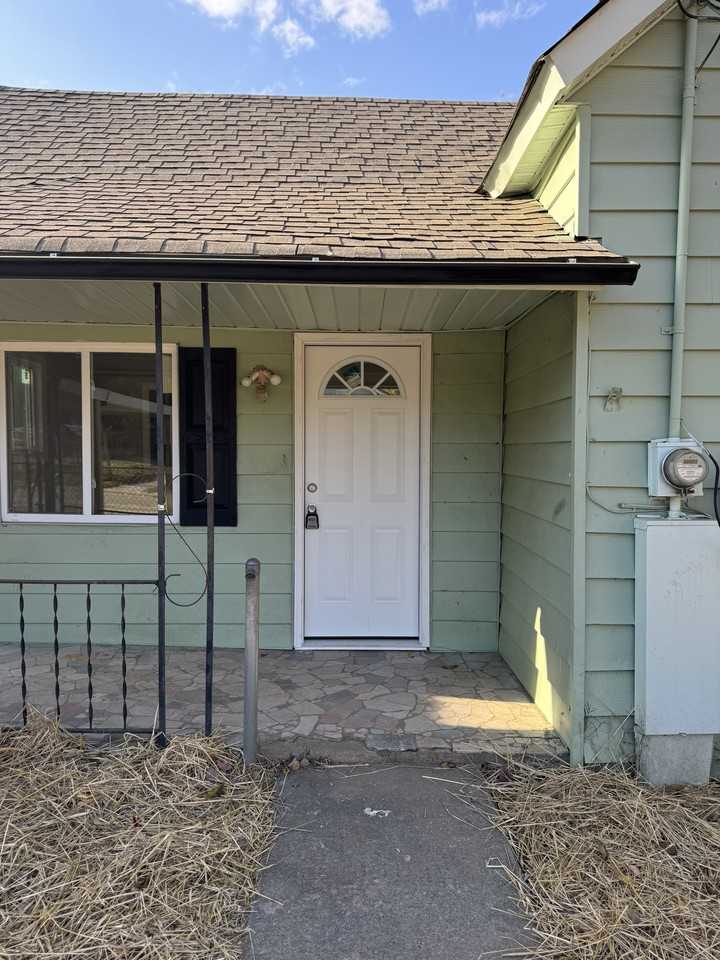 1321 Brookside Ave - Photo 2 of 18