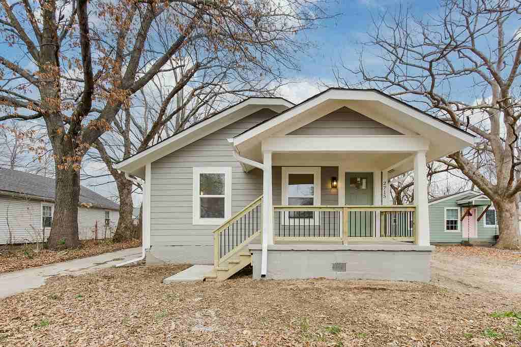 2715 S 37th St - Photo 2 of 11