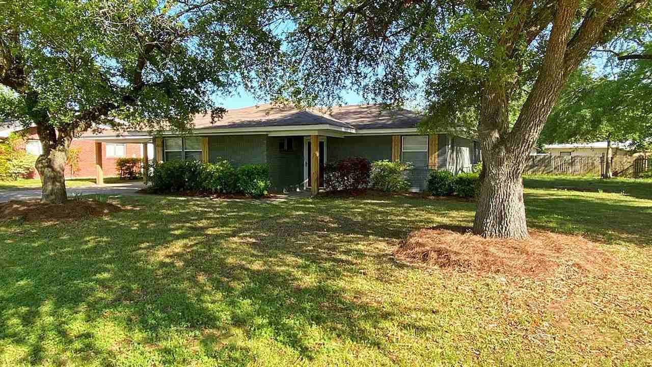 403 Parkwood Dr - Photo 2 of 24