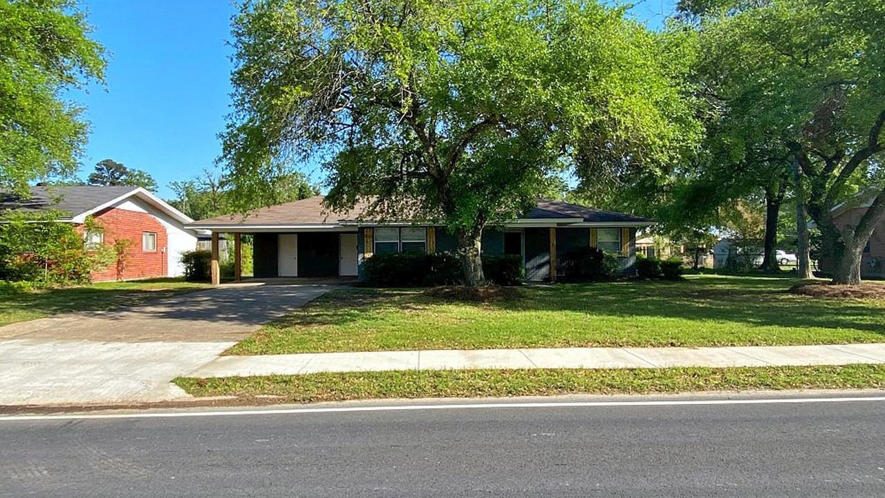 403 Parkwood Dr - Photo 4 of 24