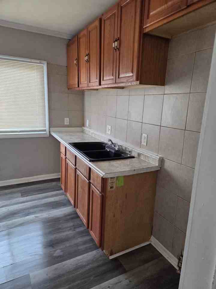 8047 Robson St - Photo 5 of 12