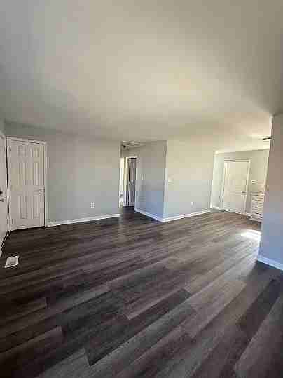 213 Laurel St - Photo 4 of 17