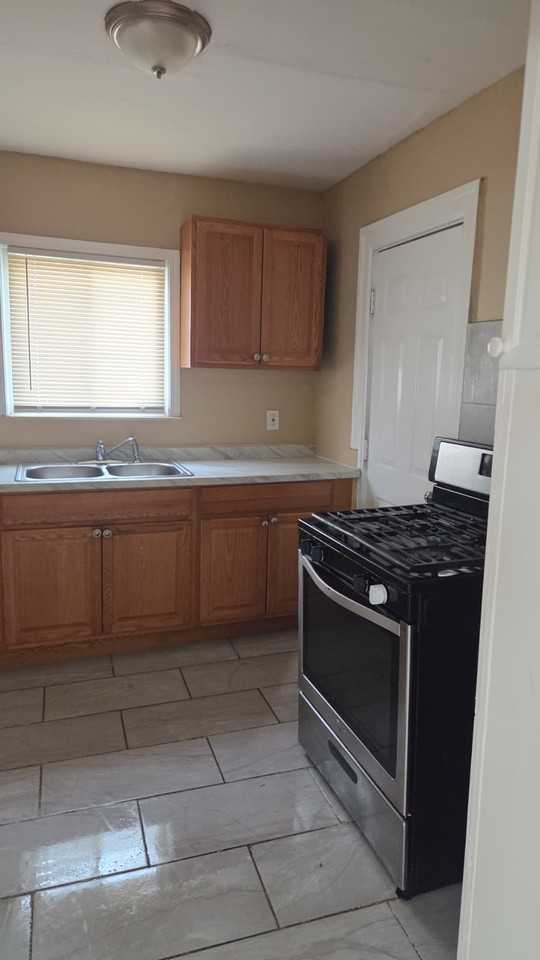 9124 Manor St - Photo 4 of 8