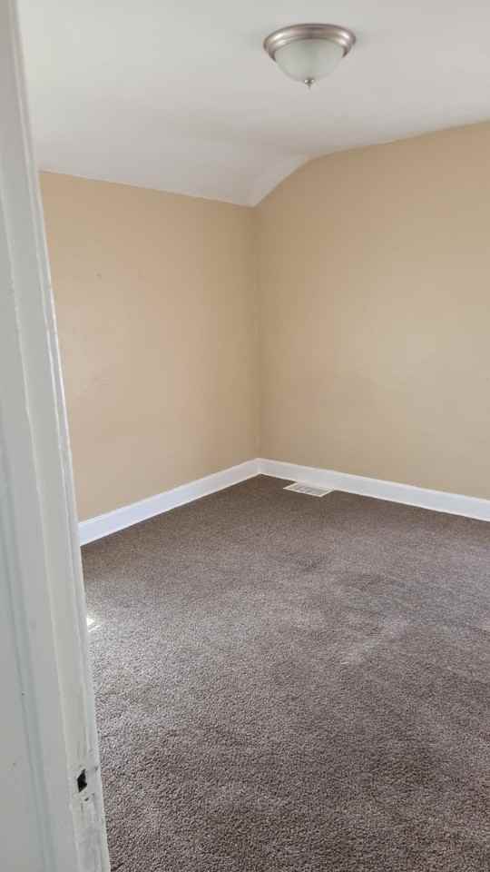 9124 Manor St - Photo 5 of 8