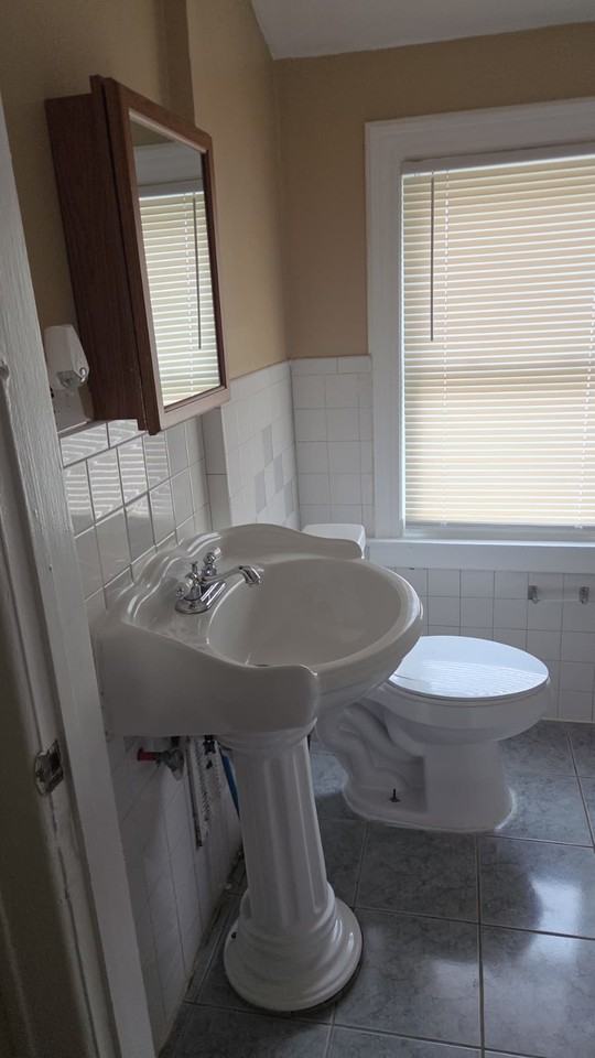 9124 Manor St - Photo 7 of 8