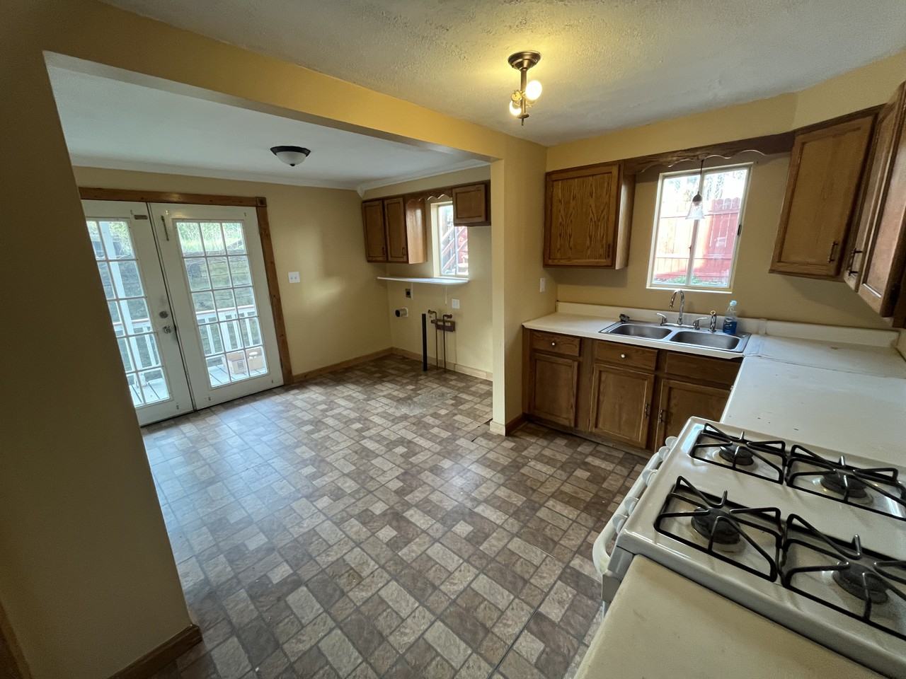 1505 Berkshire Ave - Photo 3 of 11