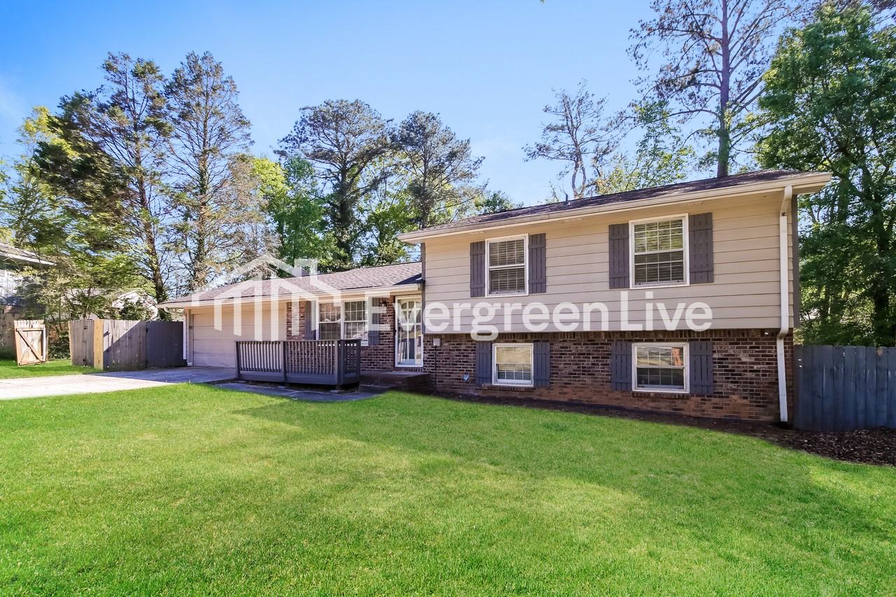 2221 Carson Ct - Photo 2 of 15