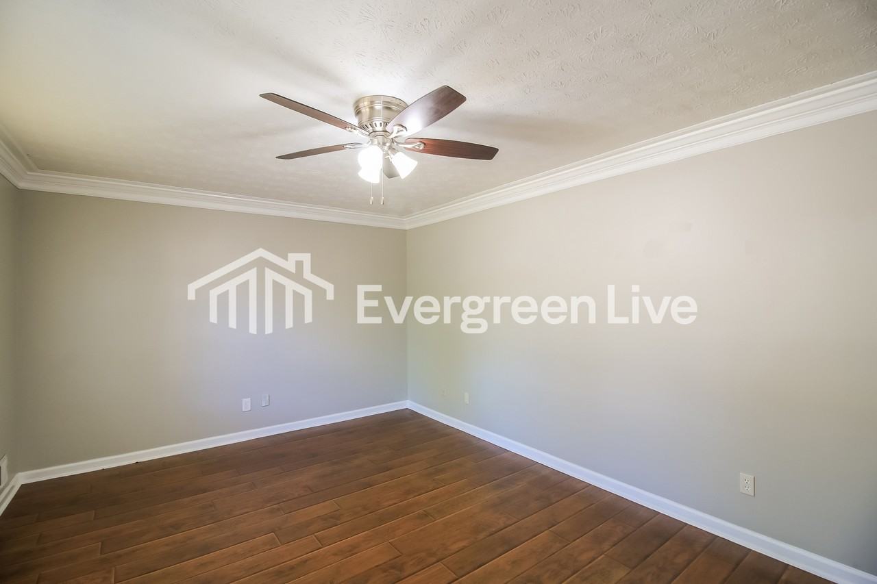 2221 Carson Ct - Photo 3 of 15