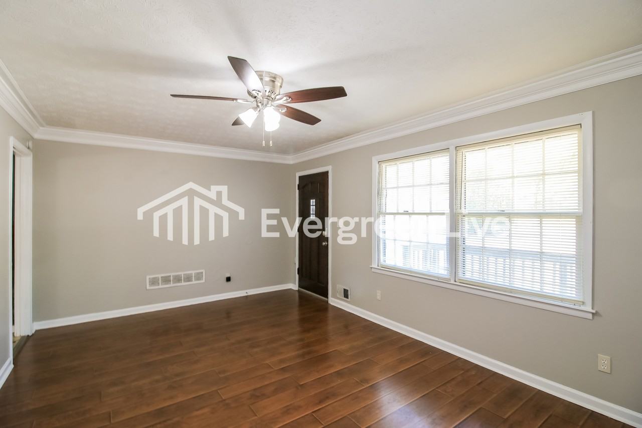 2221 Carson Ct - Photo 4 of 15
