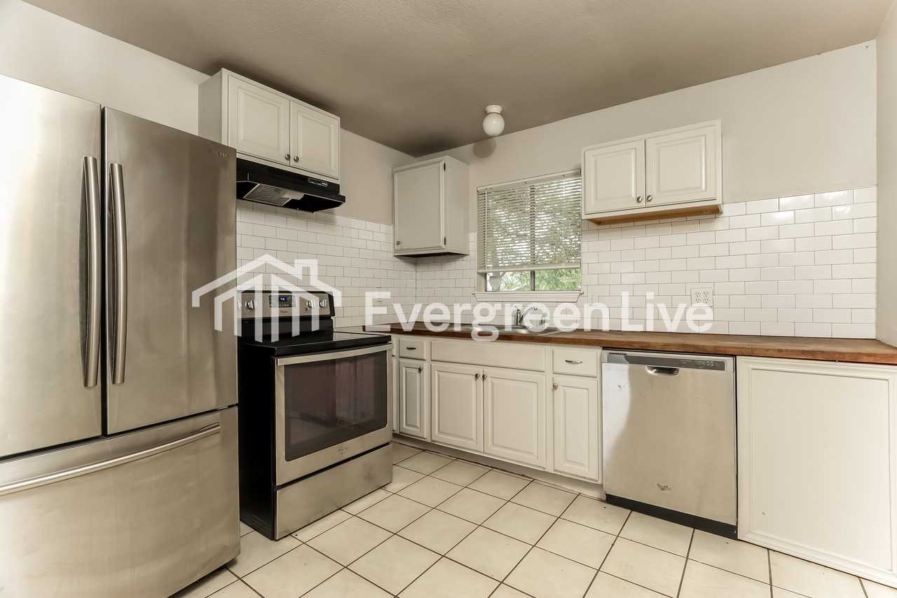 738 Sterling St - Photo 4 of 16