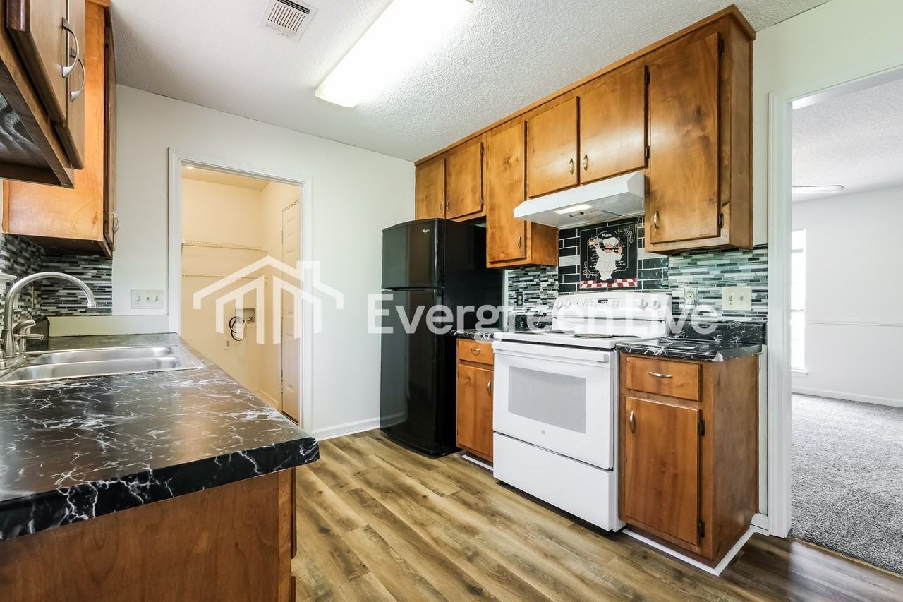 3285 Thousand Oaks Dr - Photo 5 of 15