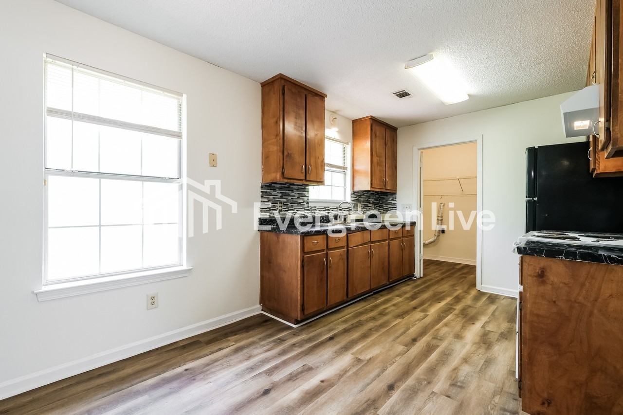 3285 Thousand Oaks Dr - Photo 6 of 15