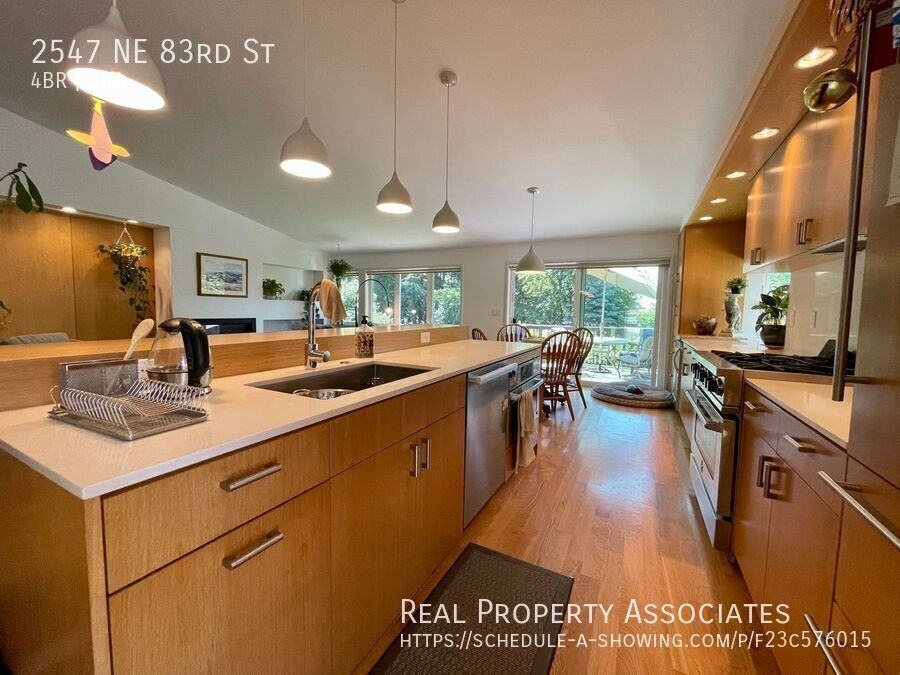 2547 Ne 83rd St - Photo 3 of 35