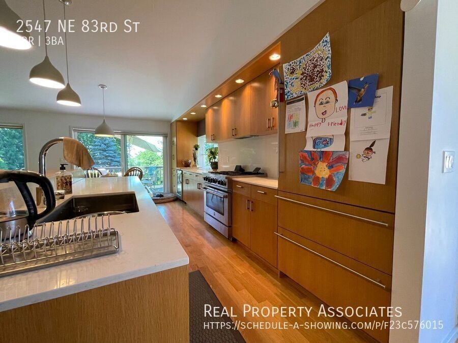 2547 Ne 83rd St - Photo 4 of 35