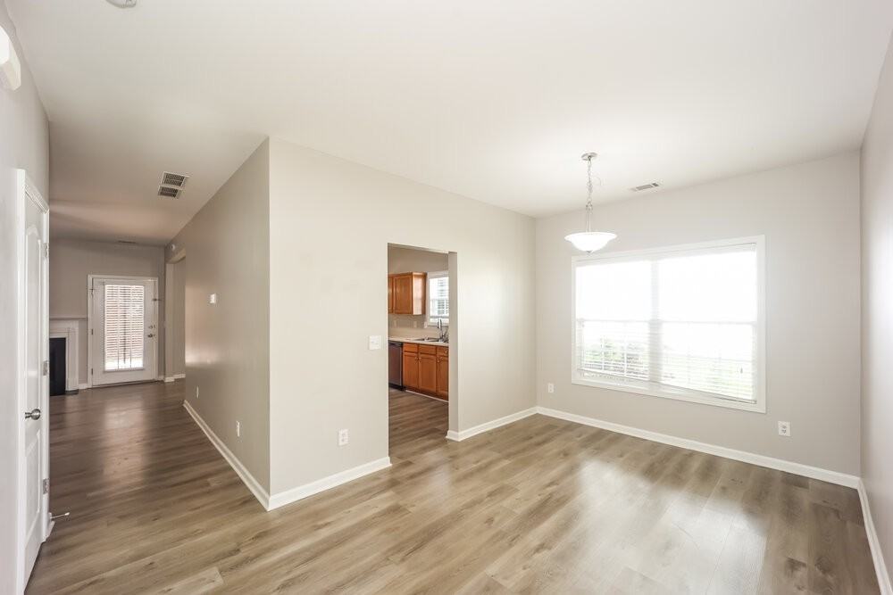 323 Oakhaven Way - Photo 5 of 17