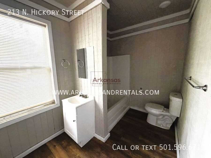 213 N Hickory St - Photo 7 of 17