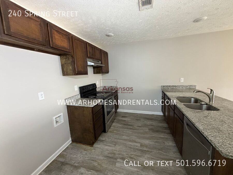 240 Spring St - Photo 4 of 12