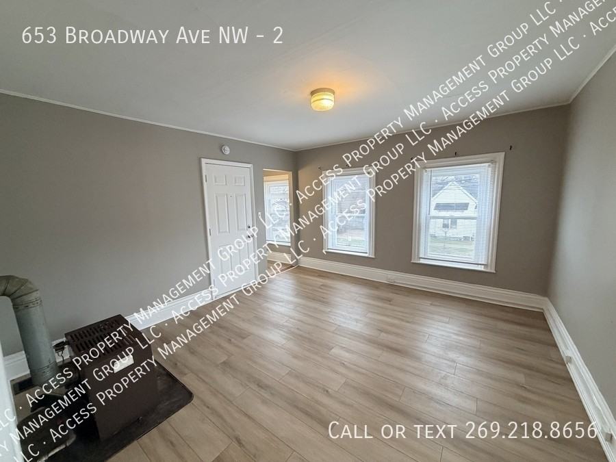 653 Broadway Ave Nw #2 - Photo 7 of 11