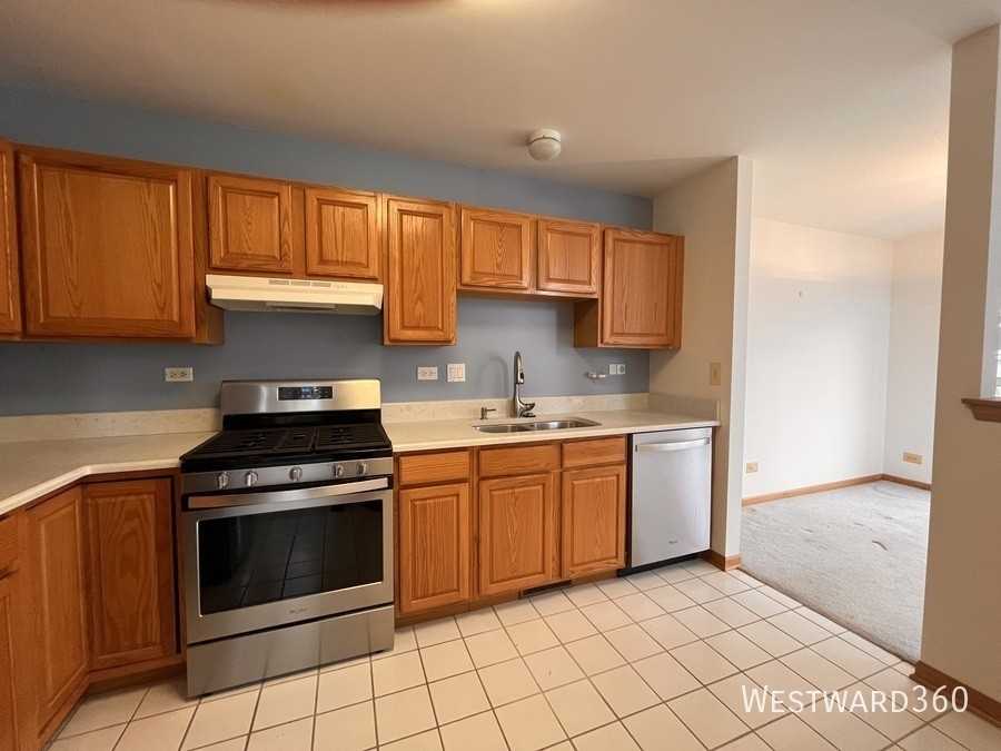 18 Stonegate Ct - Photo 3 of 32