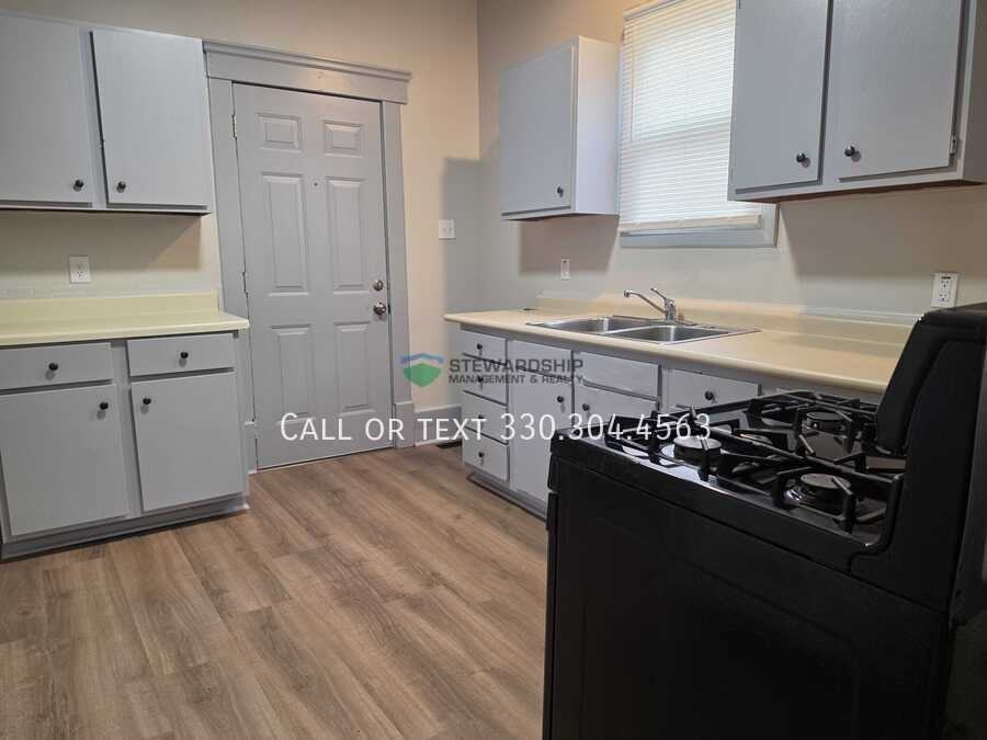 149 Rhodes Ave - Photo 2 of 20