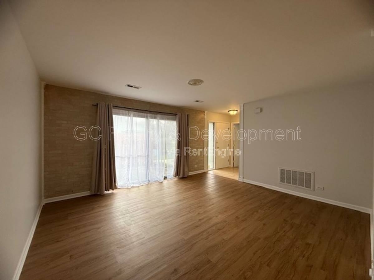 1565 Burton Ct #B - Photo 3 of 10