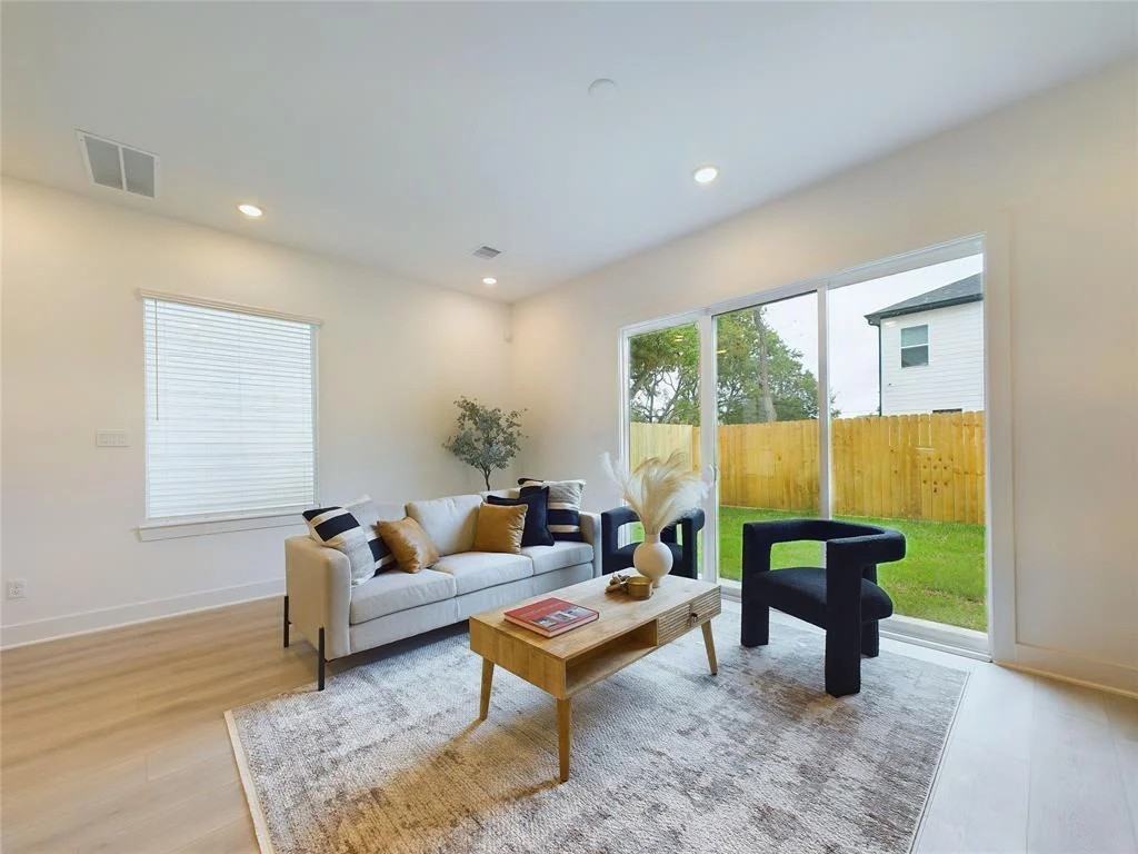 3844 Seabrook St - Photo 4 of 13