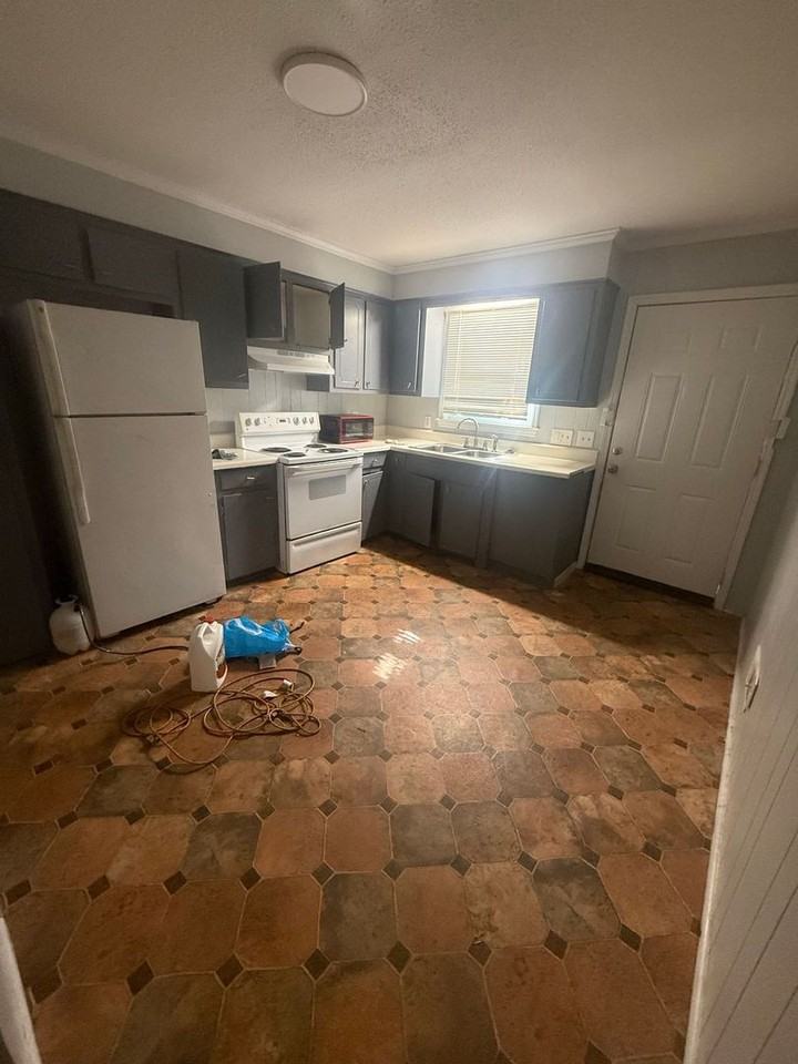 Crimson Apple Valley - Photo 6 of 17