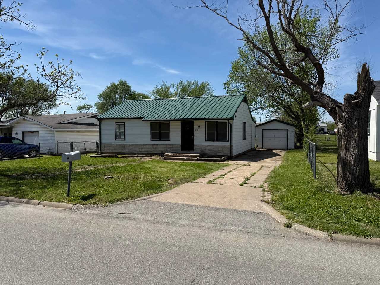 1413 S Penn Ave - Photo 2 of 14