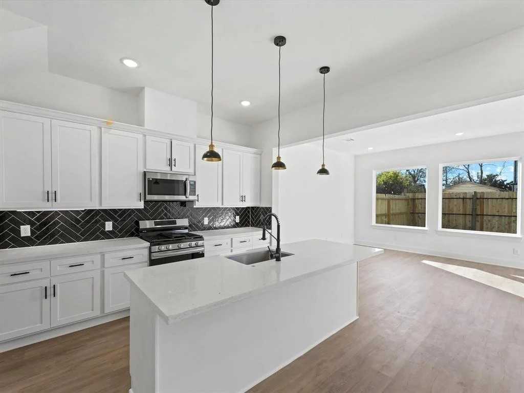 4609 Terry St - Photo 3 of 20