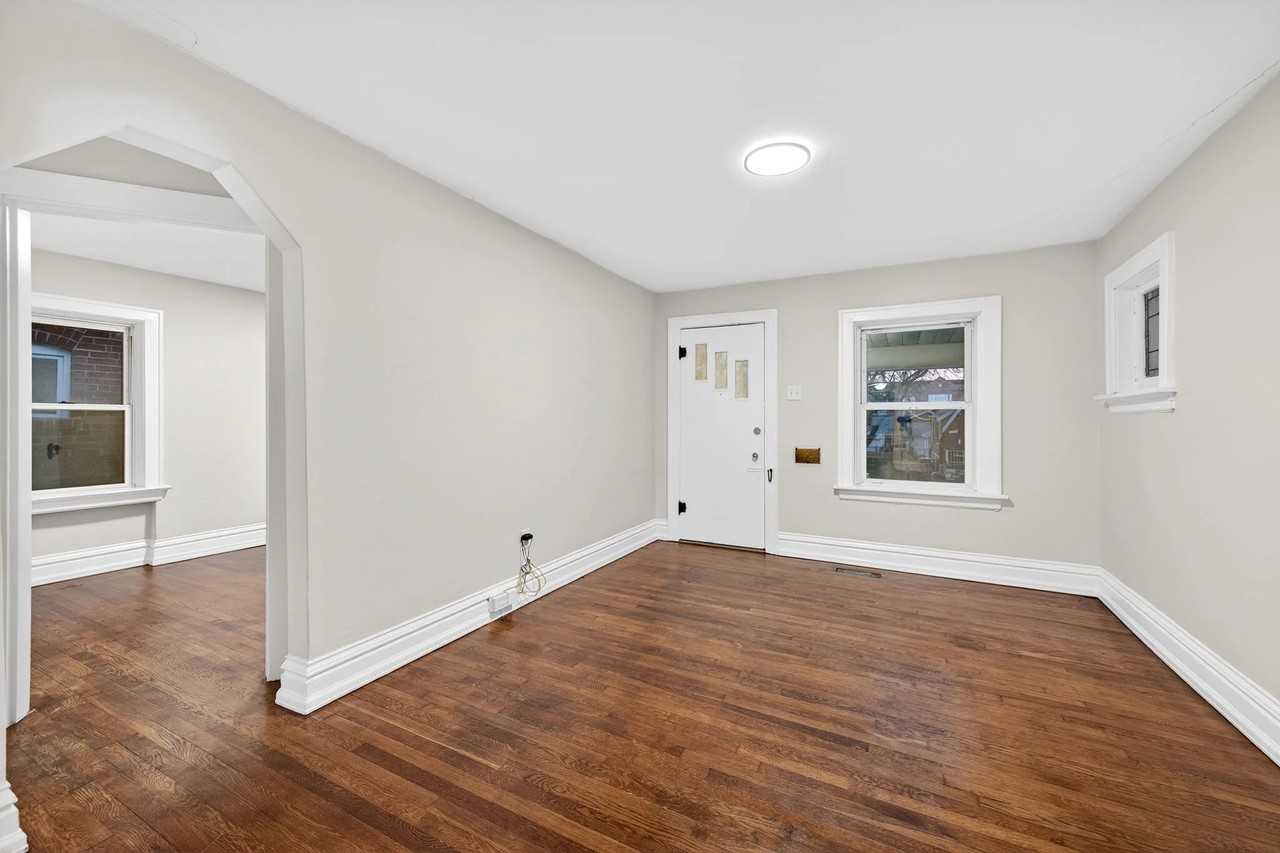 6135 Newport Ave - Photo 4 of 19