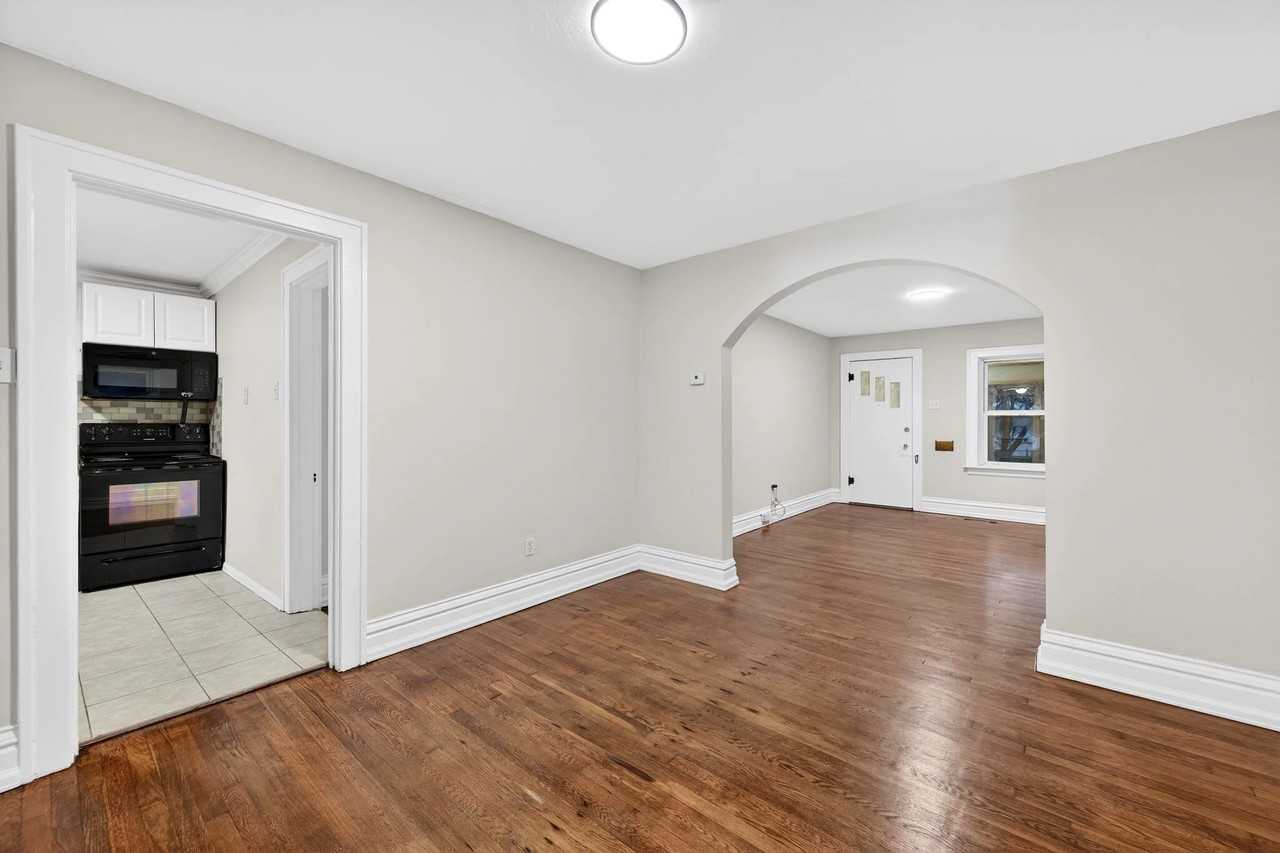 6135 Newport Ave - Photo 5 of 19