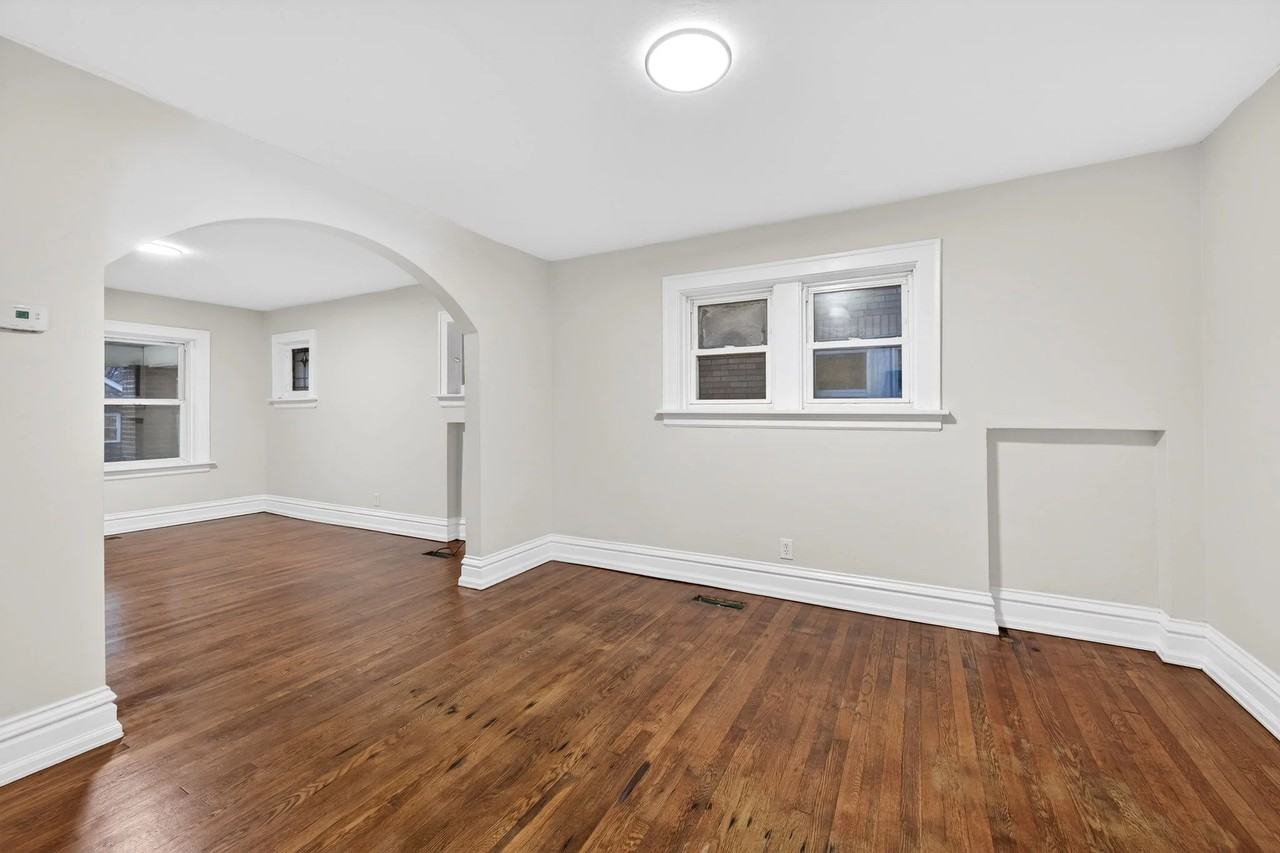 6135 Newport Ave - Photo 6 of 19