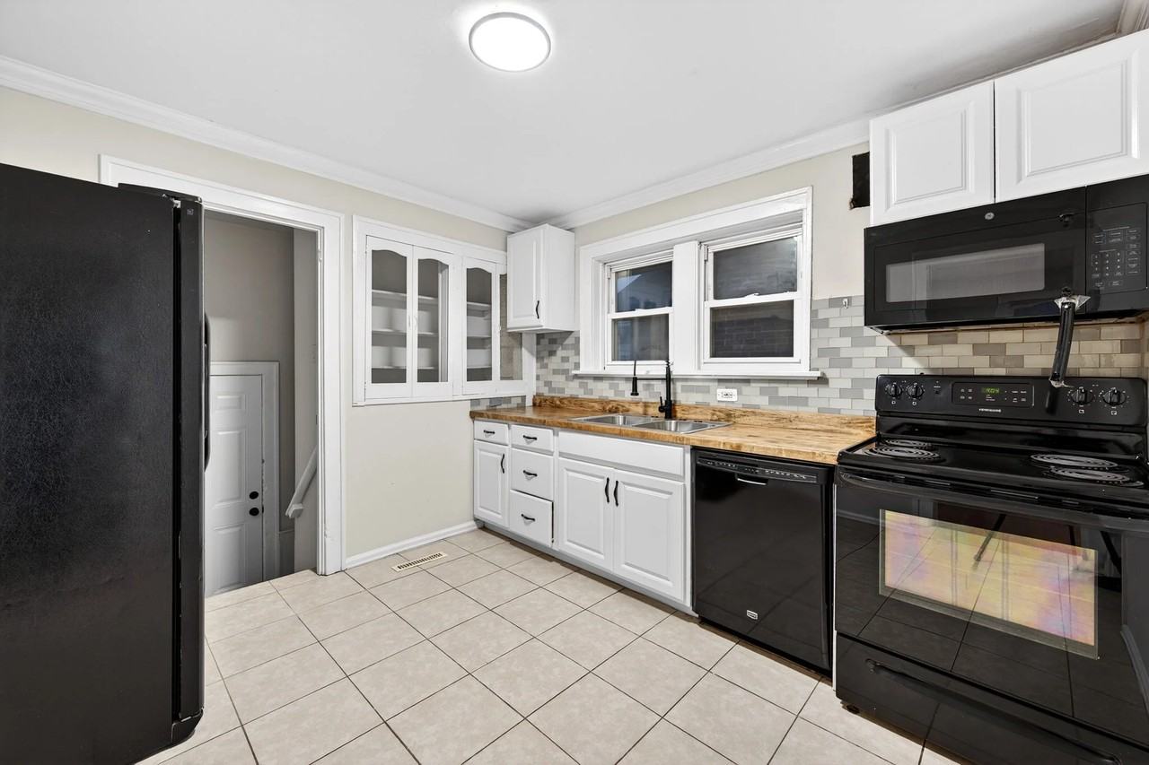 6135 Newport Ave - Photo 7 of 19