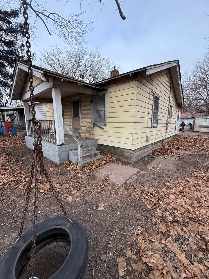 1028 E Garfield Ave - Photo 4 of 16