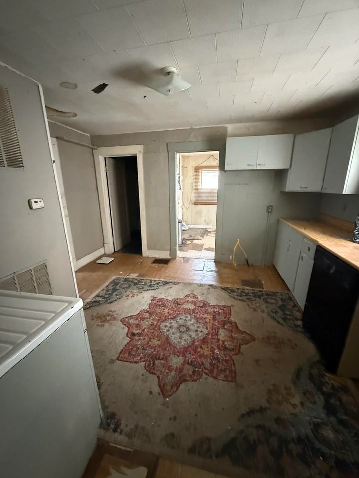 1028 E Garfield Ave - Photo 5 of 16