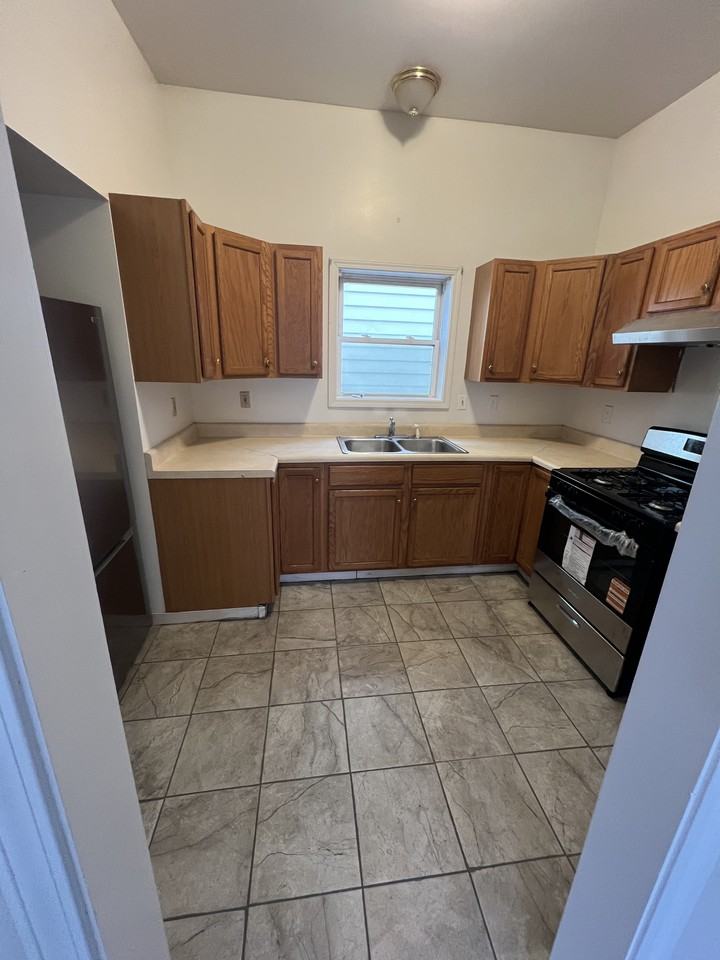 196 Main St #1 - Photo 4 of 11