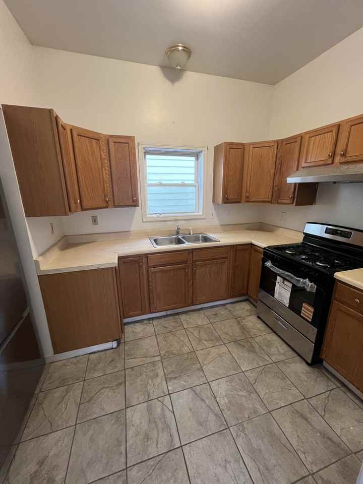 196 Main St #1 - Photo 5 of 11