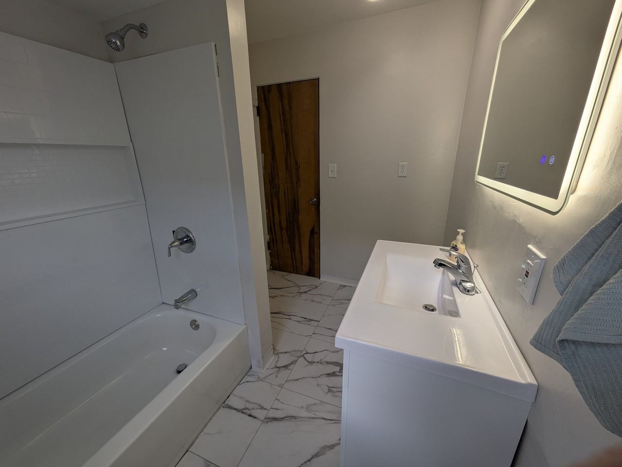 617 June St #B - Photo 5 of 17