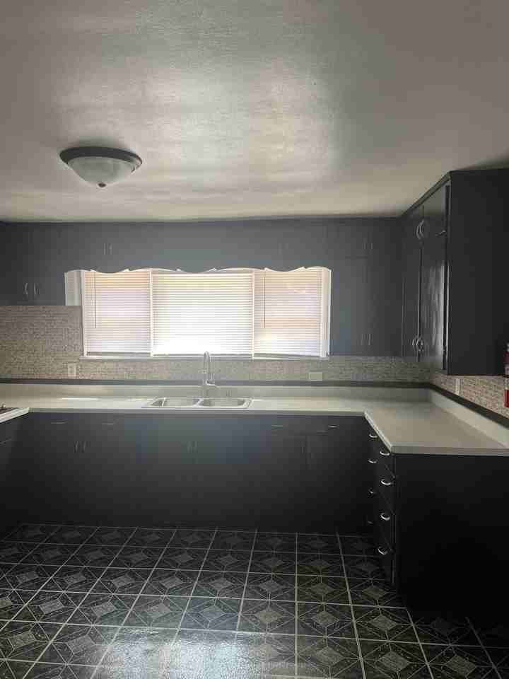 4702 N 44th St - Photo 4 of 9