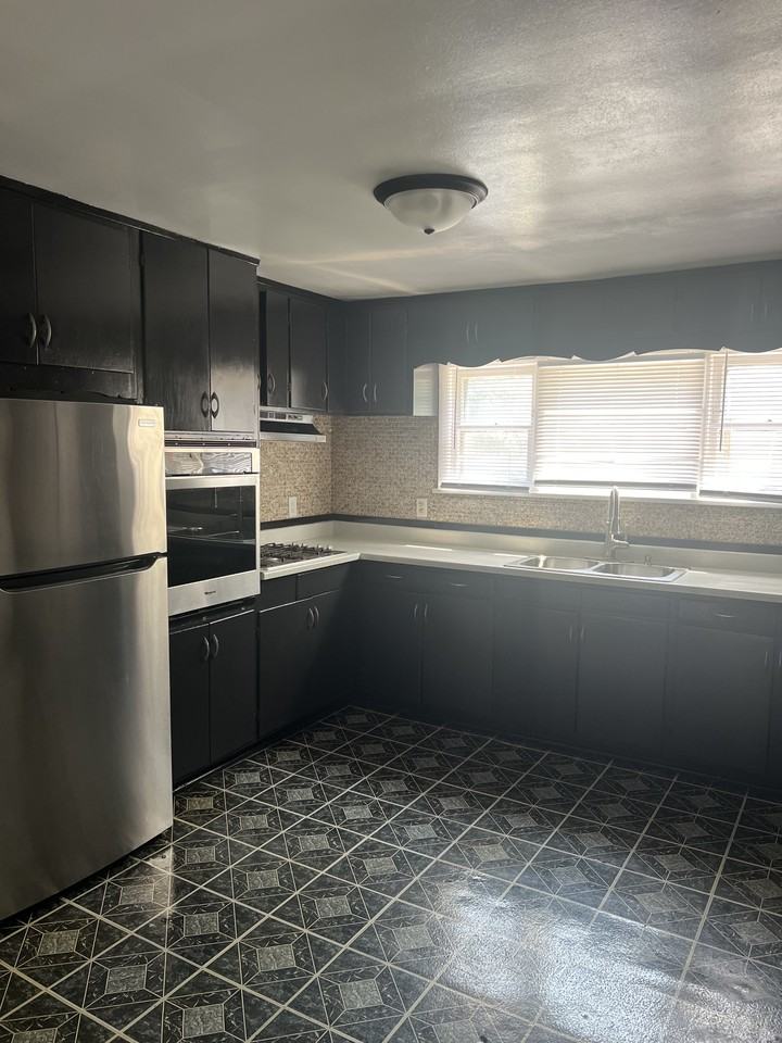 4702 N 44th St - Photo 5 of 9